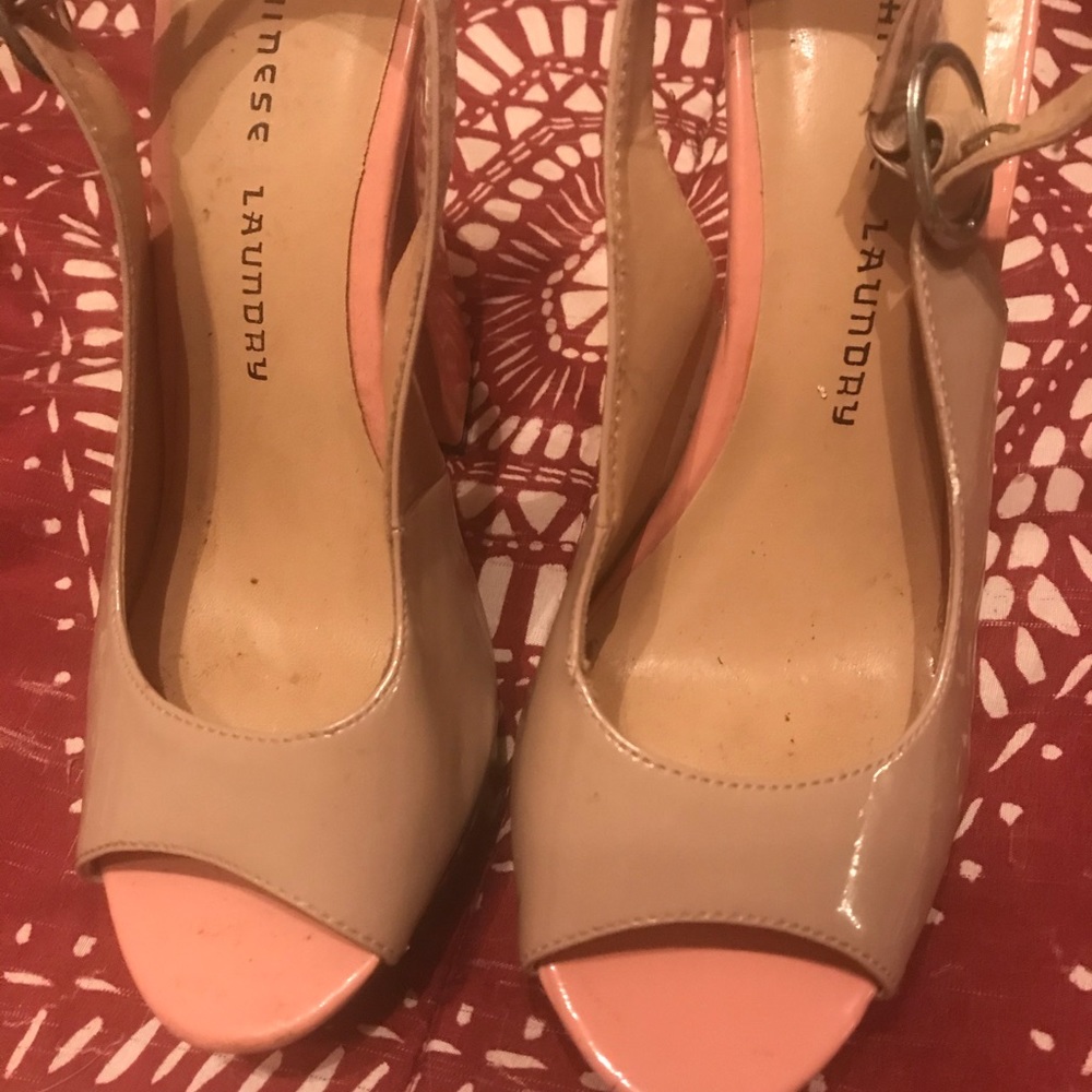 Block heel shoes